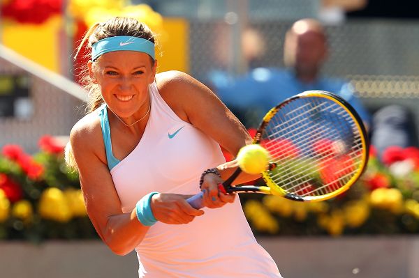 九游娱乐-阿扎伦卡迎来三赛季出色发挥，FPX观众热烈欢呼！