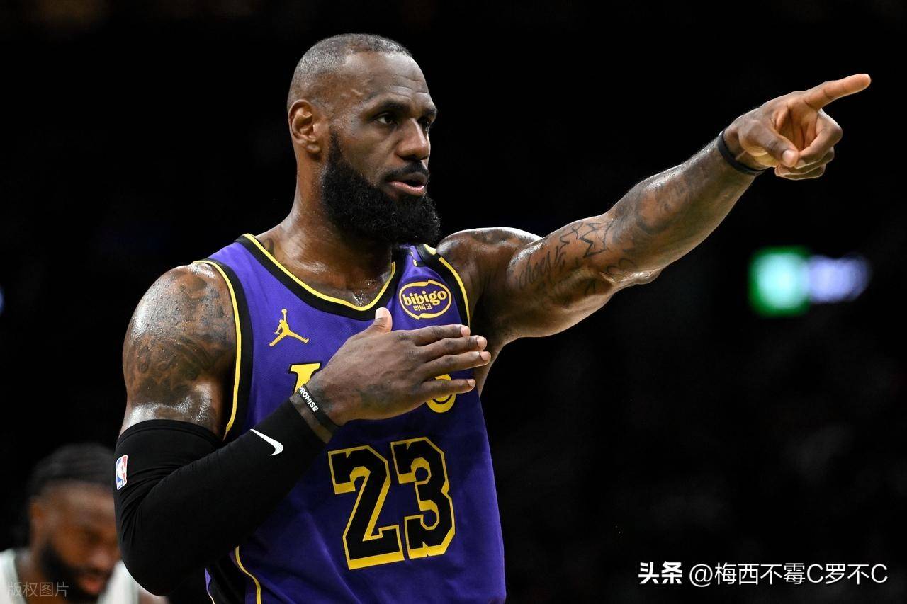 J9-詹姆斯在美国队比赛中比分优势明显，赛况扑朔迷离引发热议！的简单介绍